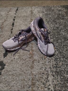 Brooks Womens Ghost 14 Shoes Womens Size 9 Purple Running Shoes Barely Used